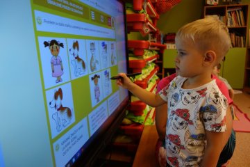 Škola hrou - seznamování dětí s prací na interaktivní tabuli