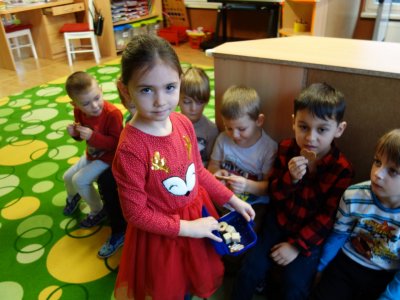 LUCINKA NABÍZÍ KAMARÁDŮM CUKROVÍ