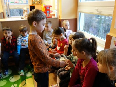 DAVÍDEK TAKY NABÍZÍ KAMARÁDŮ MAMINČINO VYNIKAJÍCÍ CUKROVÍ