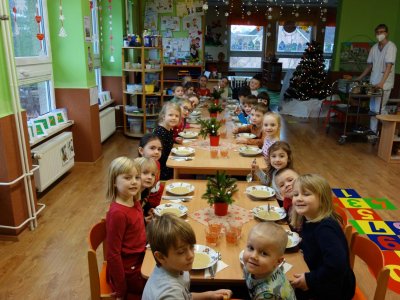 PANÍ KUCHAŘKA NÁM NACHYSTALA VÝBORNÝ OBĚD