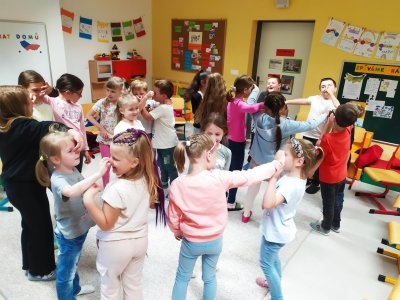 Zdravíme se v různých jazycích