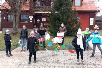 Šesté setkání klubu Tvořivost střídá krásu- výzdoba sálu KD na vánoční besídku