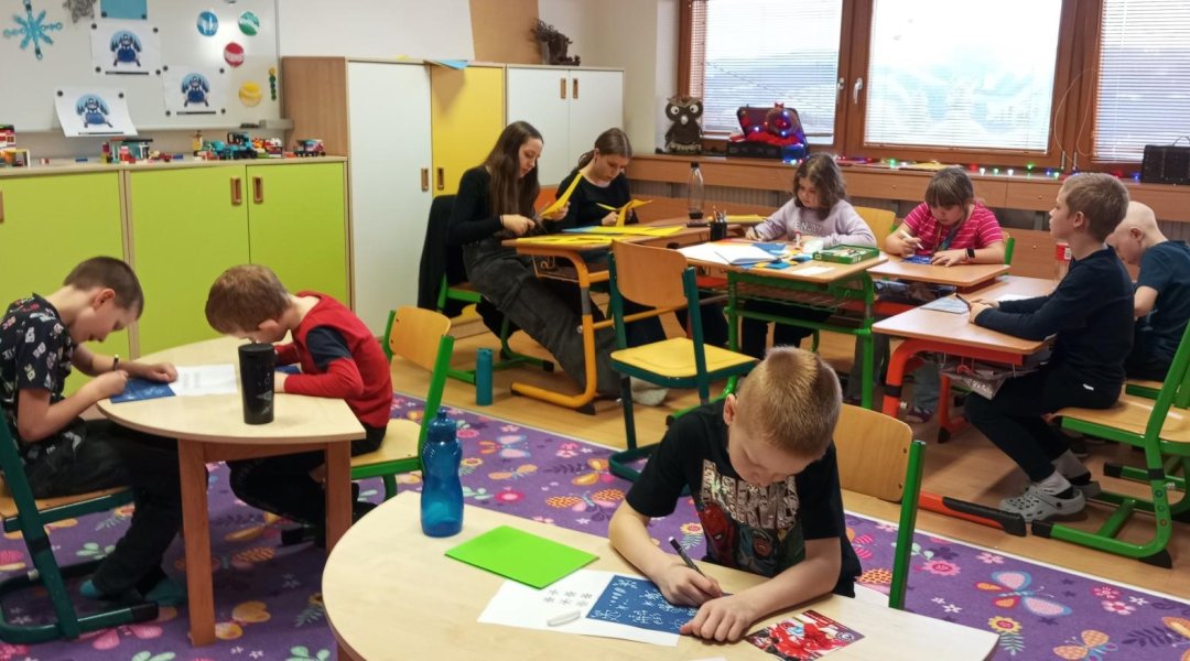 Deváté setkání klubu, kreslení maličkých zázraků krásy-sněhových vloček. Na světe nenajdete dvě naprosto stejné.