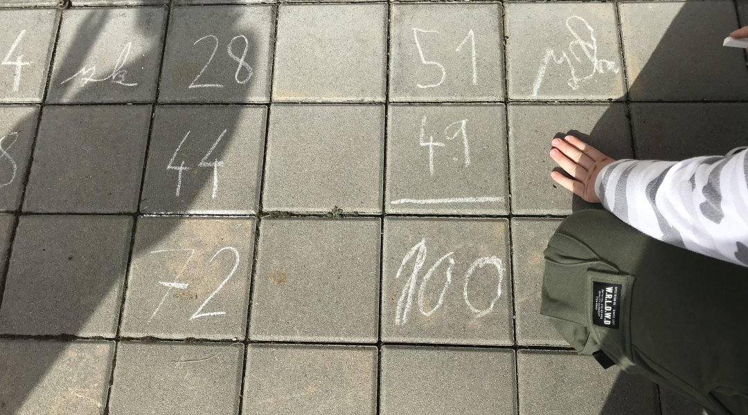 Místo třídy školní zahrada-Matematika, čtení s porozuměním. 25.2. 2021