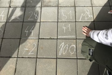 Místo třídy školní zahrada-Matematika, čtení s porozuměním. 25.2. 2021