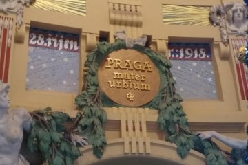 Praha už volá, Praha už volá...