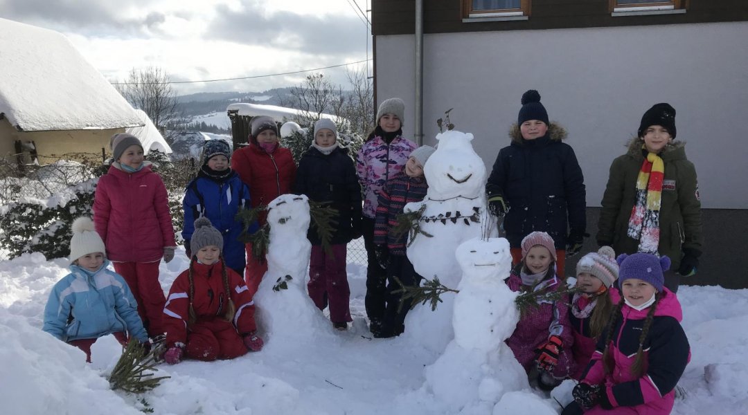 Sněhuláčí rodina hlídá školu