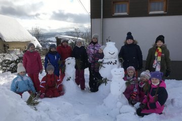 Sněhuláčí rodina hlídá školu